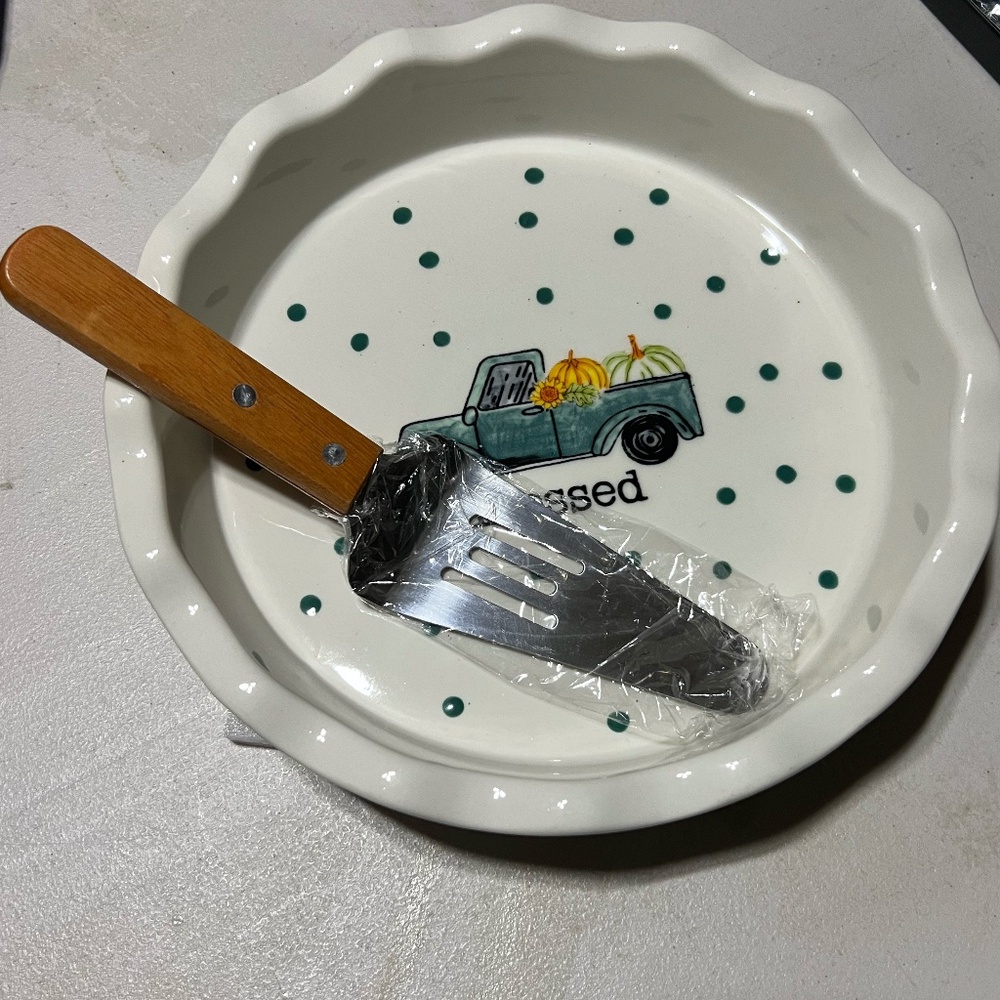 Pie Dish w/Cake Cutter - Picture 2 of 5